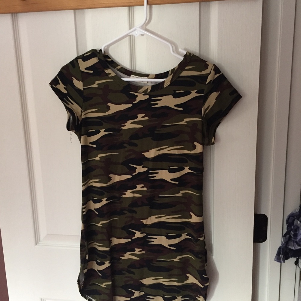 🌟2/$5 DONATING SOON! LAST CHANCE!Women’s Long Camo Tee